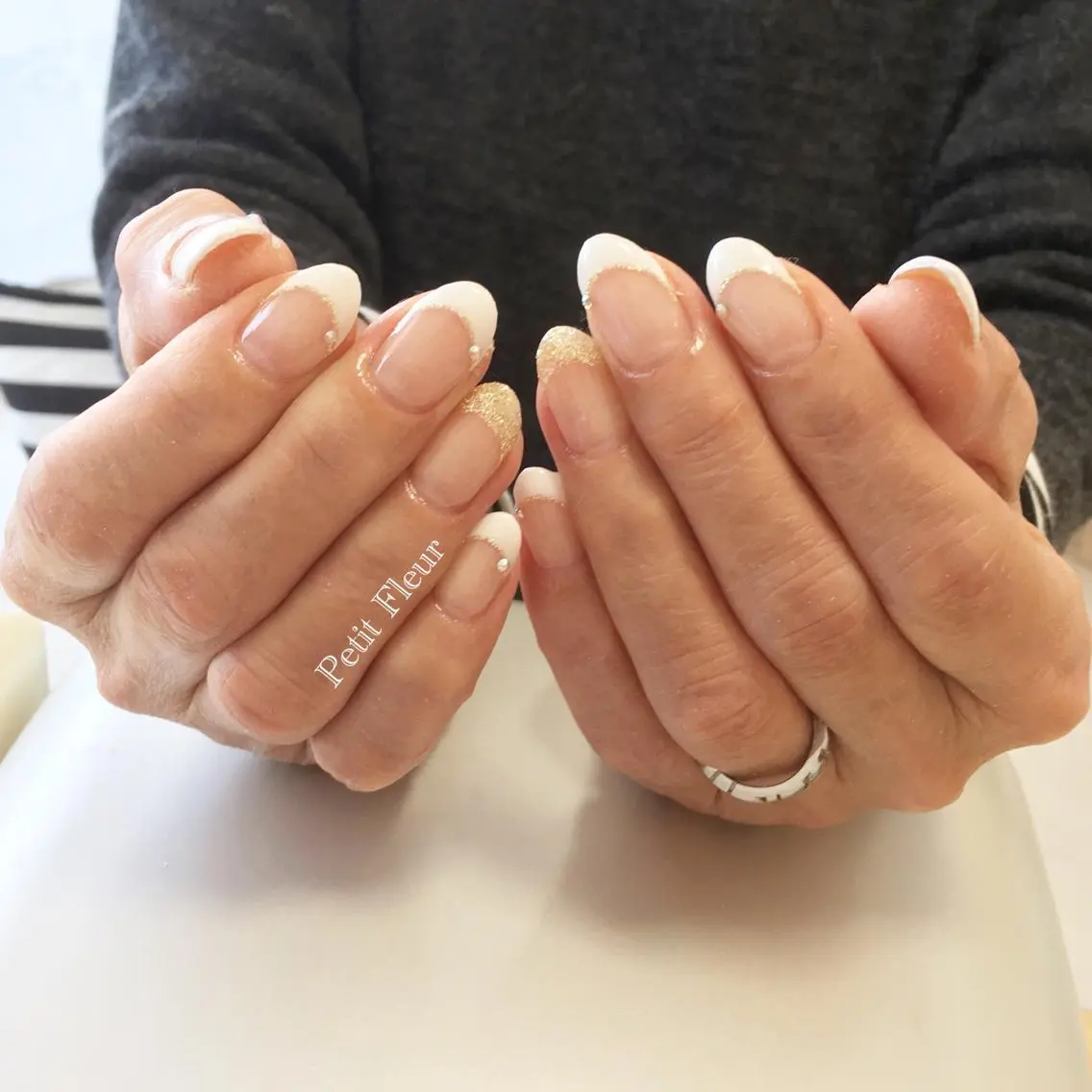 ネイル フレンチネイル ラメ(グリッター) 青柳 亜梨奈のマツエク・マツパデザイン