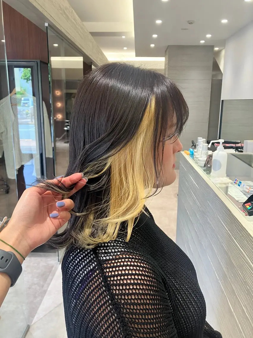 ミディアム カラー イエローカラー ヘアカラー サキ🤍ハイトーン 🩰くびれ巻きヘアのヘアスタイル