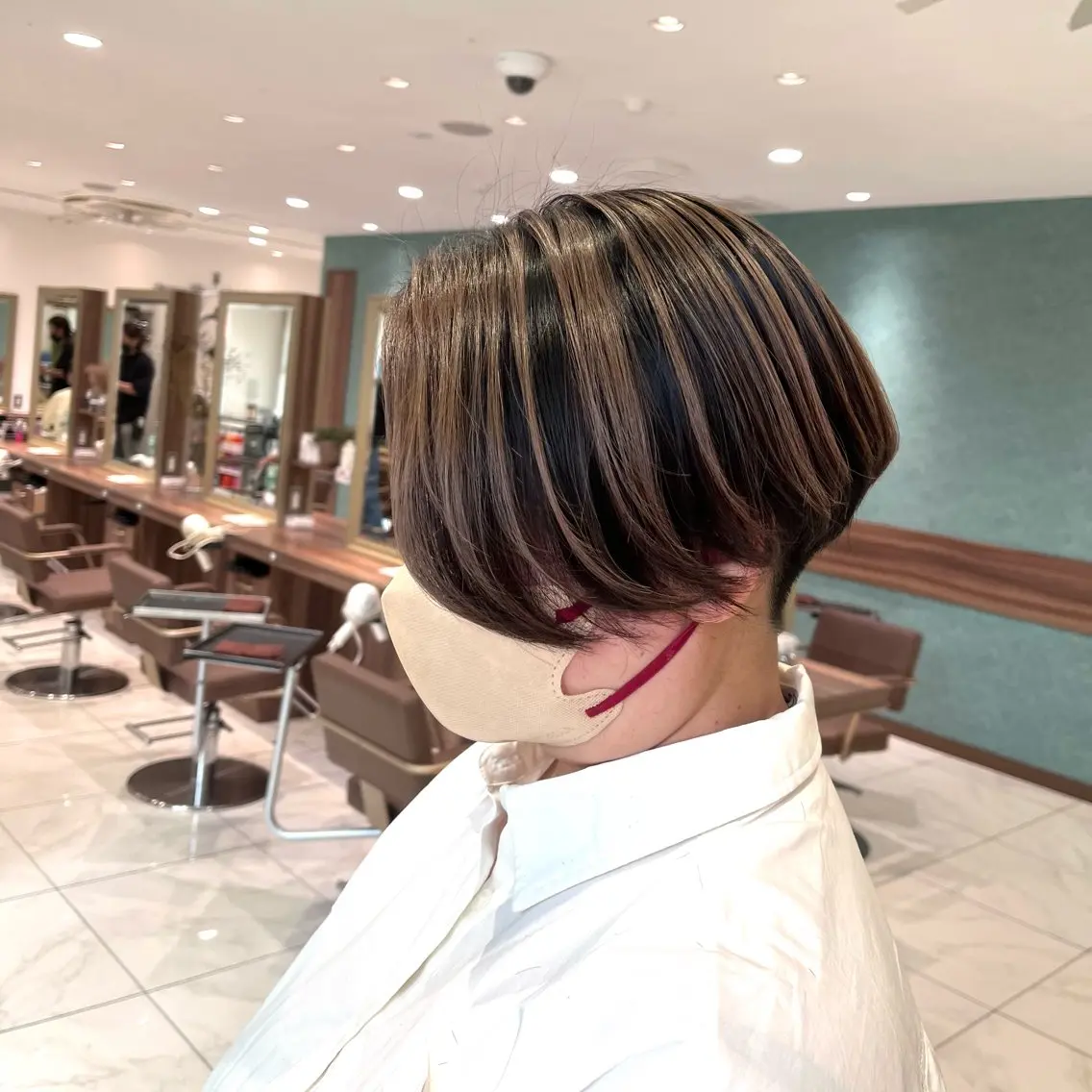 ショート ハイトーンカラー🤍 やない せいらのヘアスタイル