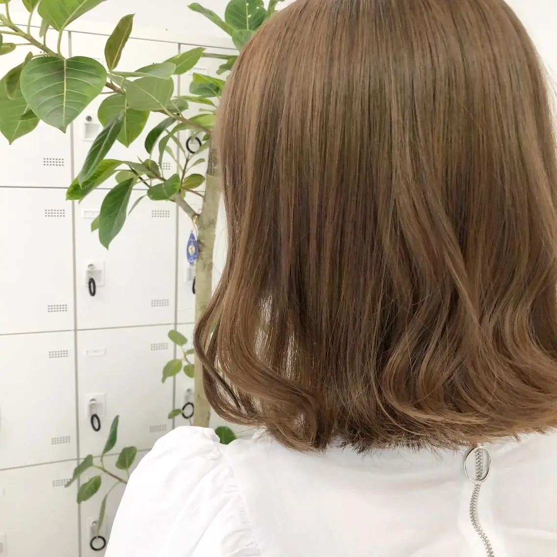 ミディアム カラー ベージュカラー ミルクティーベージュ レイヤーカット 透明感カラーのヘアスタイル
