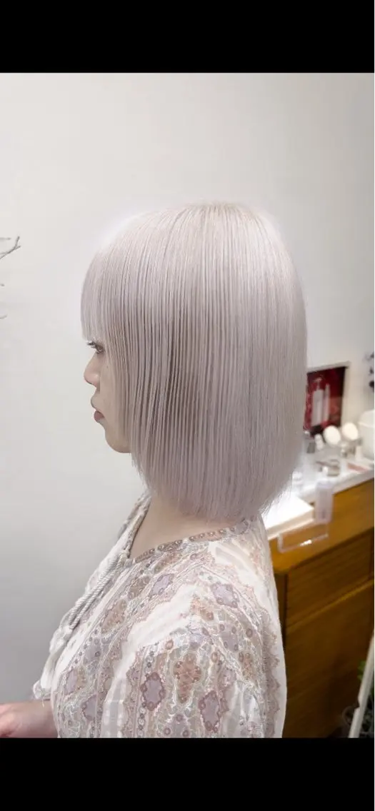 黒髪からのホワイトカラー(ブリーチ2回+オンカラー)の写真