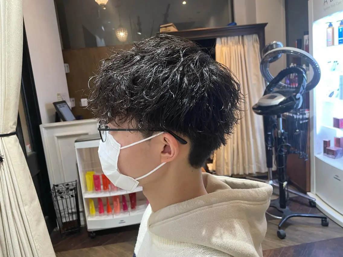 ショート メンズ メンズパーマ 西宮ハイトーンカラー ひらり💜のヘアスタイル