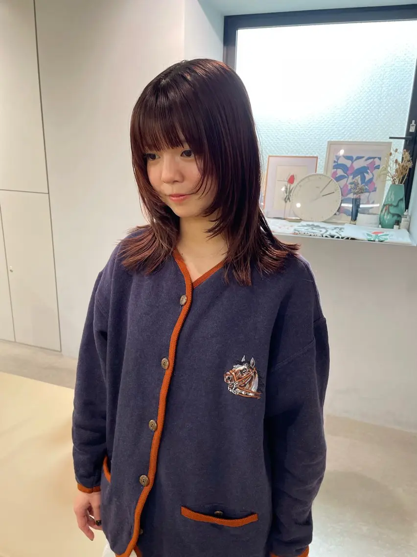 ミディアム カラー ミディアムレイヤー ボルドーカラー ブラウンカラー レッドカラー レッドブラウン カット ヘアカラー トリートメント MIU/ルーツカラー 顔まわりレイヤーのヘアスタイル