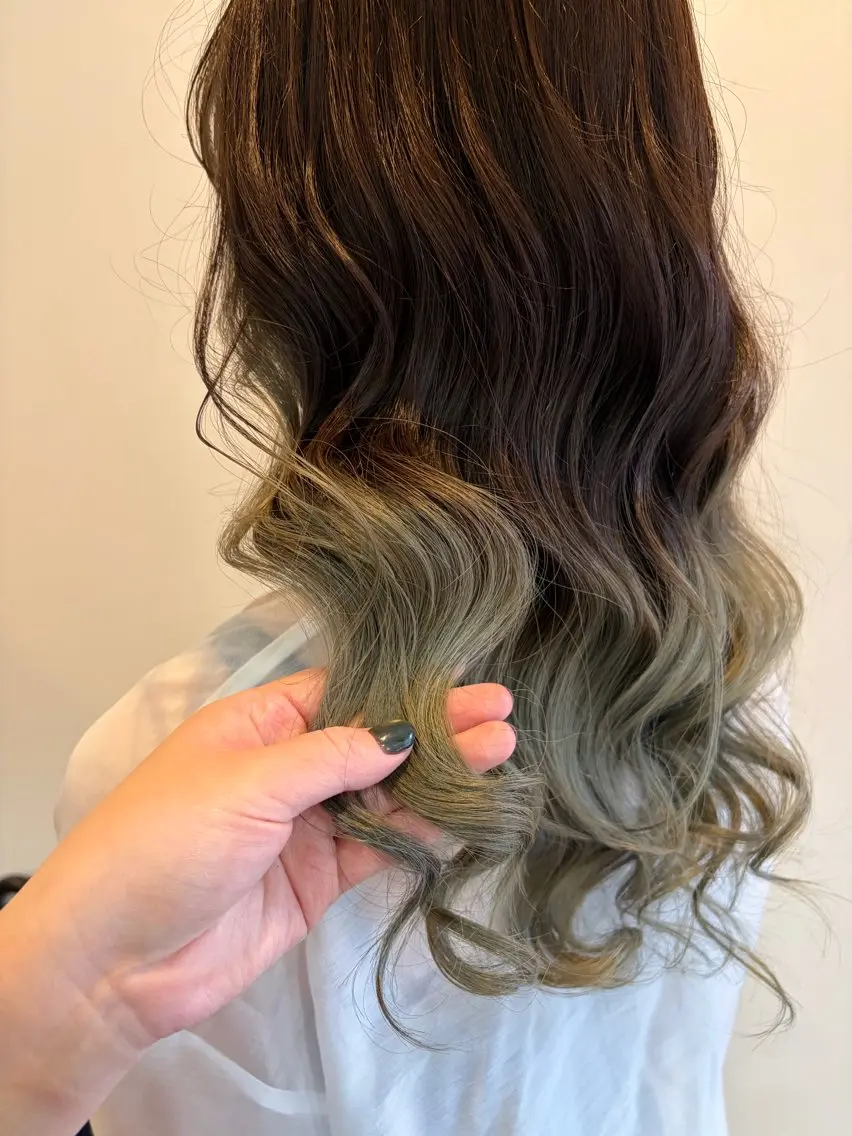 ロング カット ヘアカラー 金岡 碧のヘアスタイル