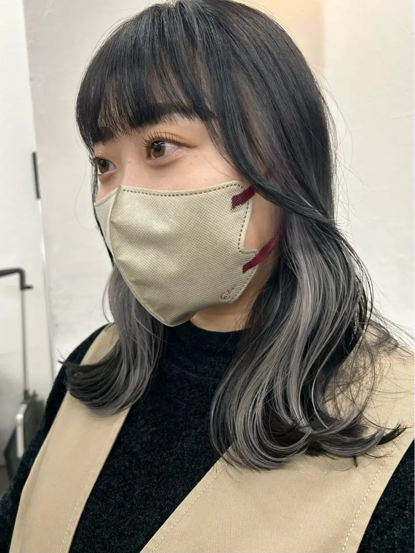 セミロング カラー イヤリングカラー グレージュ インナーカラー シルバー トリートメント ヘアカラー トリートメント ヘアセット RYOSUKE ハイトーンのヘアスタイル
