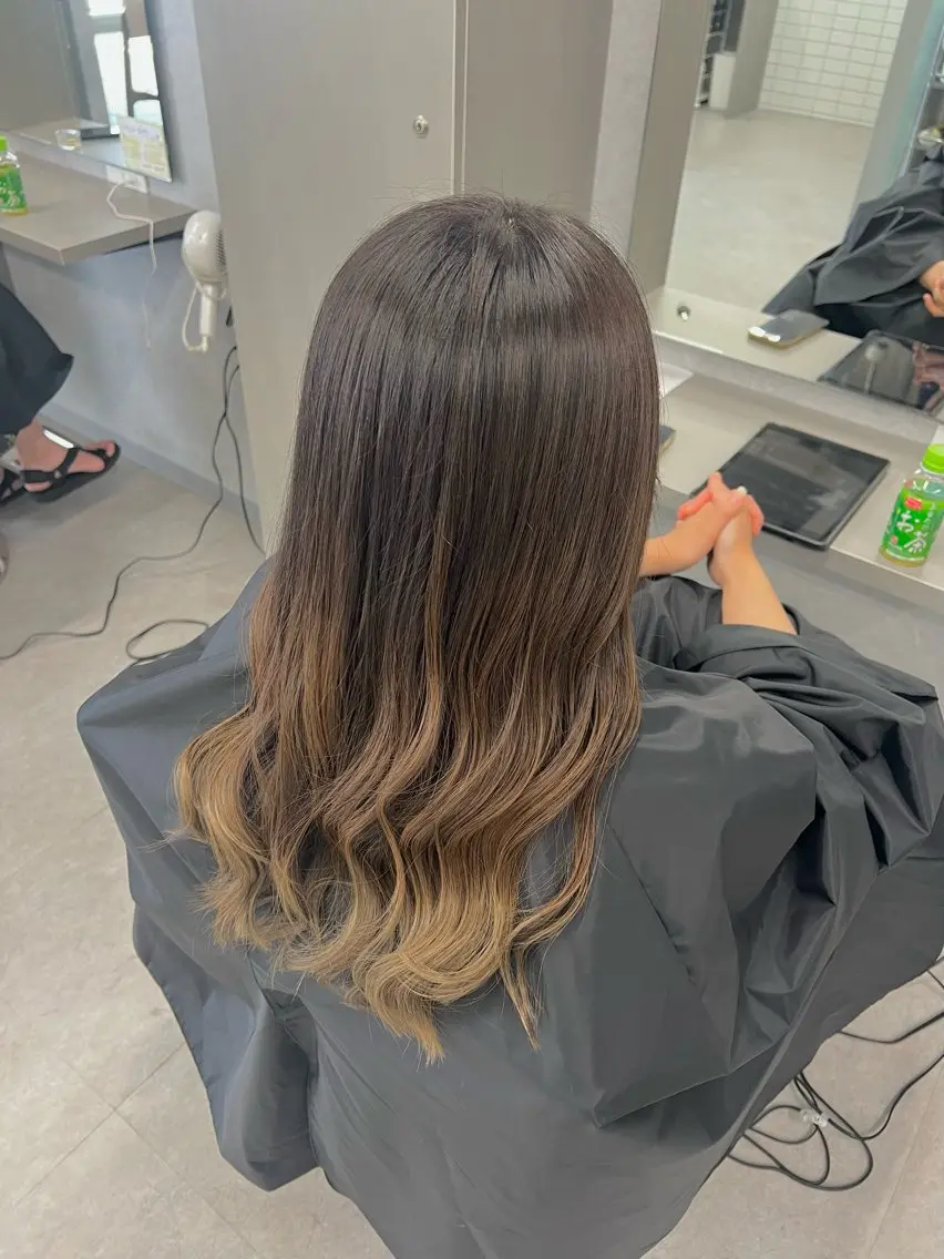 ロング カラー ベージュカラー グラデーションカラー カット ヘアカラー 石津 優菜のヘアスタイル