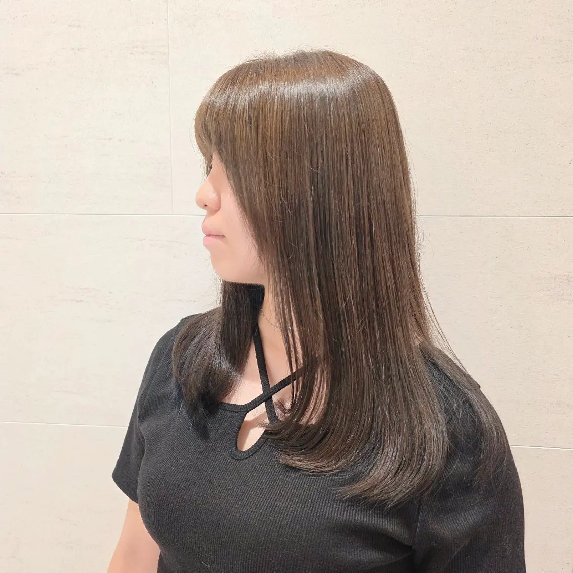 セミロング アッシュ toiro ちだしえりのヘアスタイル