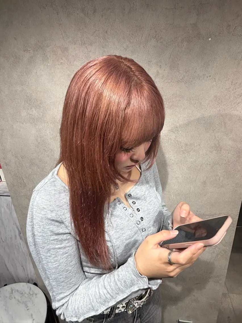 カラー ハイトーン YONIのヘアスタイル