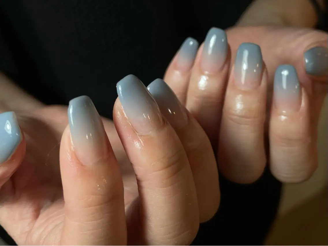 ネイル ブルー ニュアンスネイル オフィスネイル シンプルネイル ワンホンネイル ハンドネイル vico栄 Azusa🍓のネイルデザイン