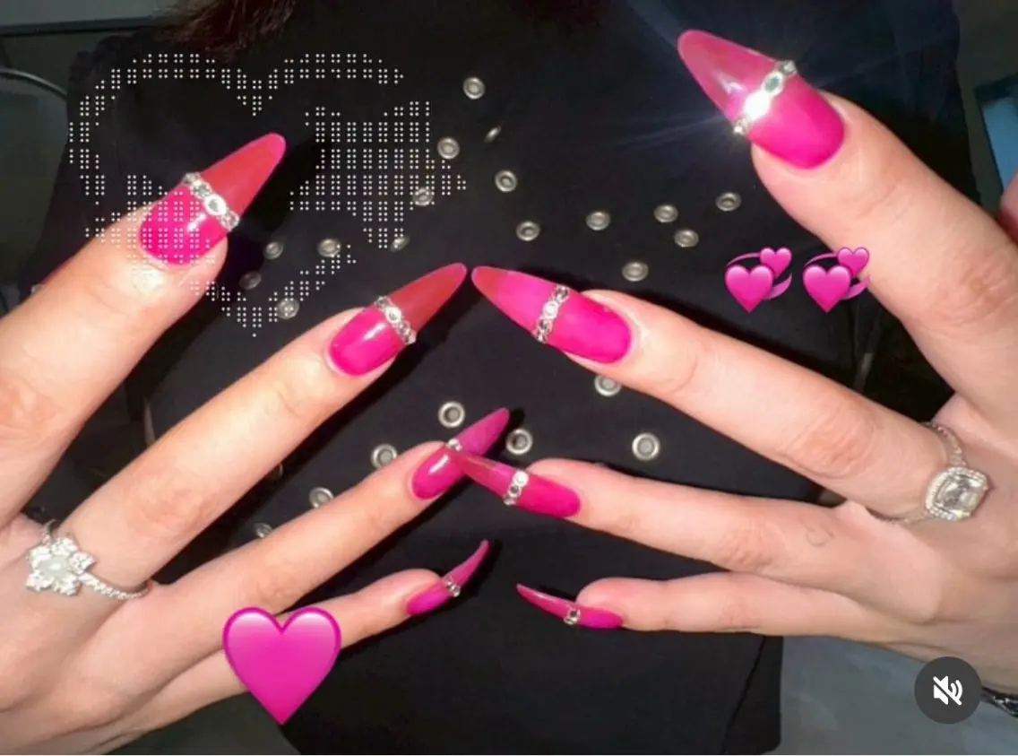 ネイル オーロラネイル フレンチネイル キラキラネイル ハンドネイル SHIORI 📍渋谷 / 円山町のネイルデザイン