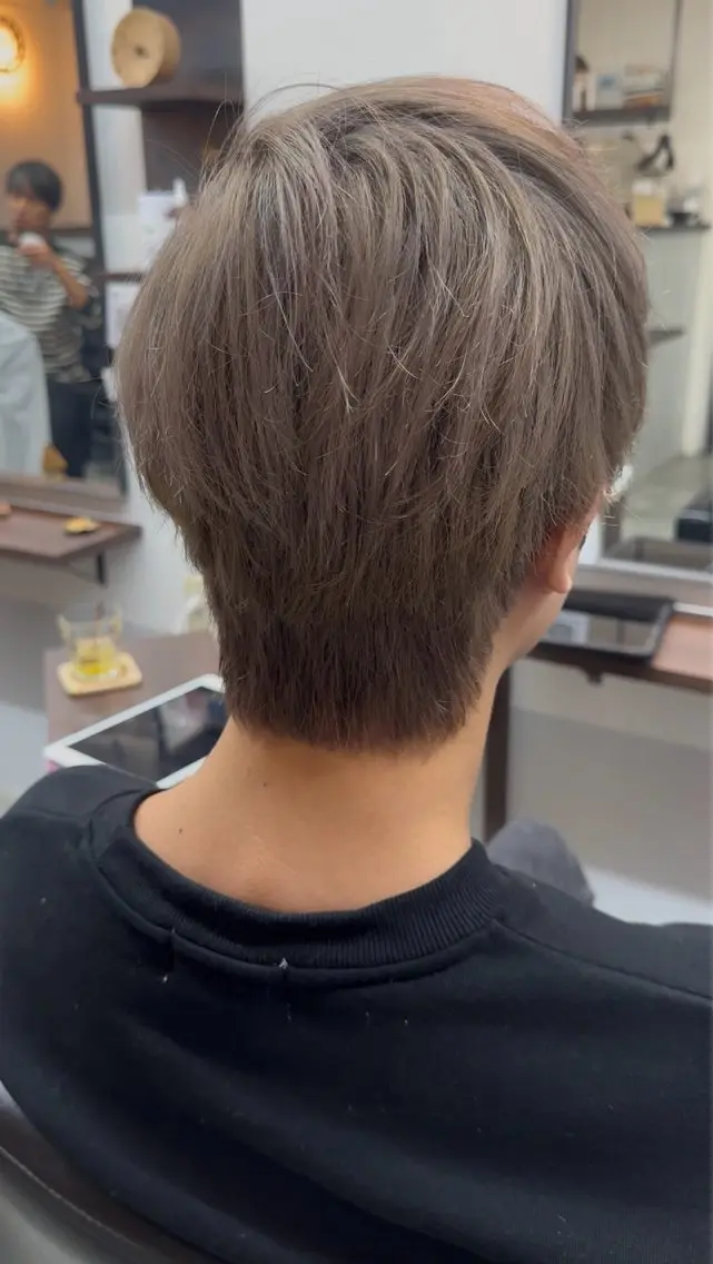 ショート カラー メンズ メンズブリーチ センターパート メンズデザインカット メンズハイトーン メンズメッシュ 三宅 亨表のヘアスタイル