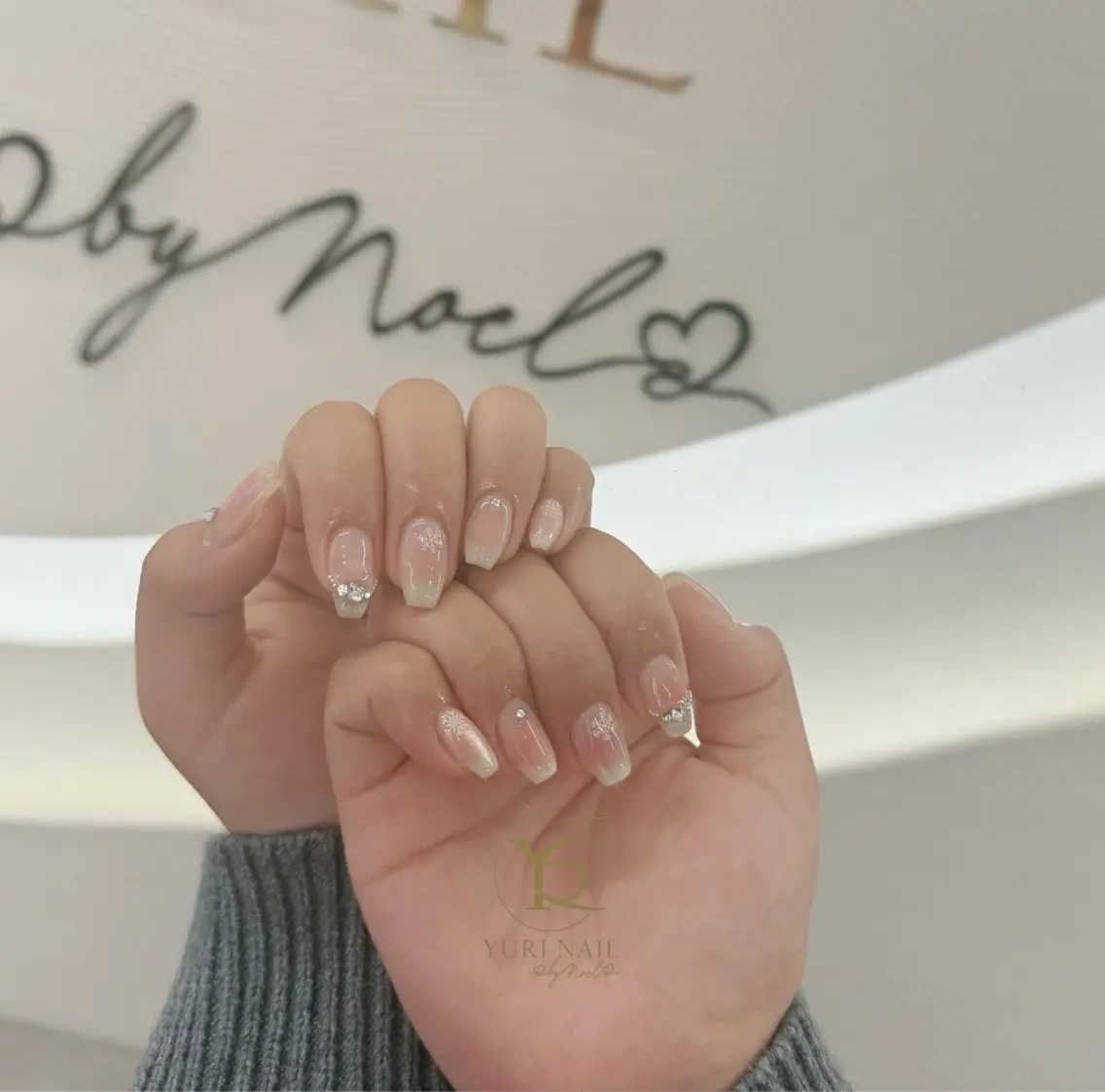 ネイル オーロラネイル ブルー チークネイル フットネイル フレンチネイル ハンドネイル フットネイル ハンドケア YURI Nail NARITAのネイルデザイン