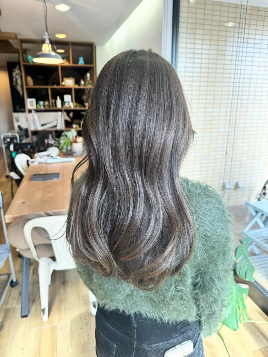 ロング カラー グレージュ オリーブグレージュ オリーブグレー ヘアカラー トリートメント ツキダテ ユイのヘアスタイル