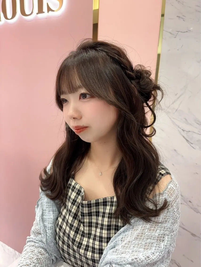ミディアム カット ヘアカラー トリートメント LOUIS しおりのヘアスタイル