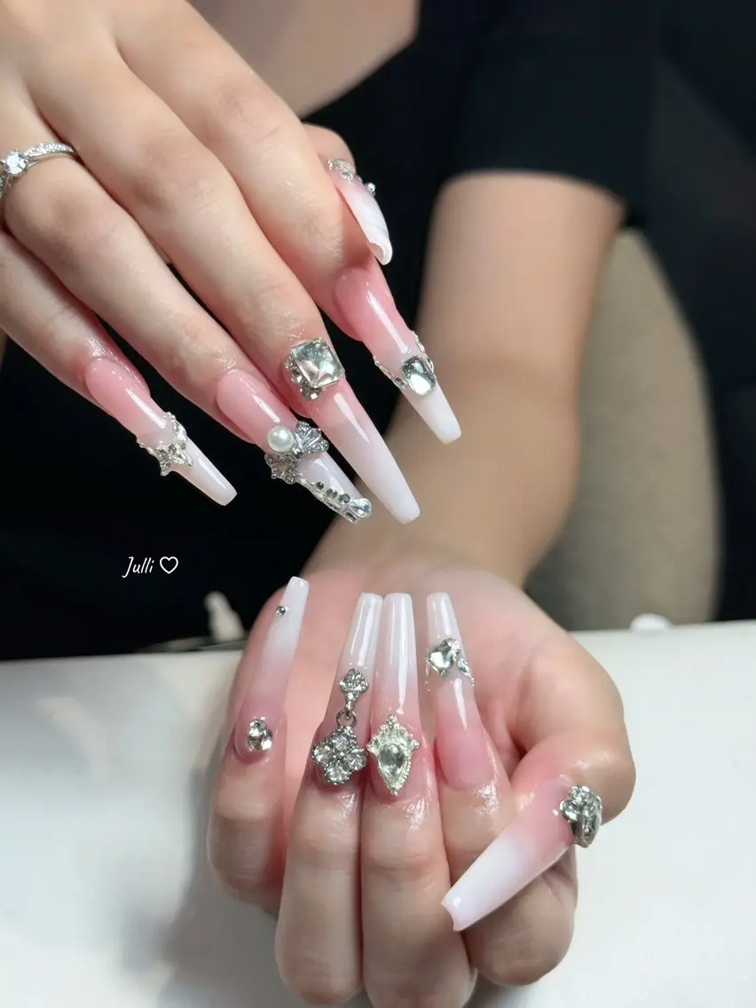 ネイル フレンチネイル ジェルネイル キラキラネイル 韓国ネイル マグネットネイル ハンドネイル Julli NailStudioのネイルデザイン