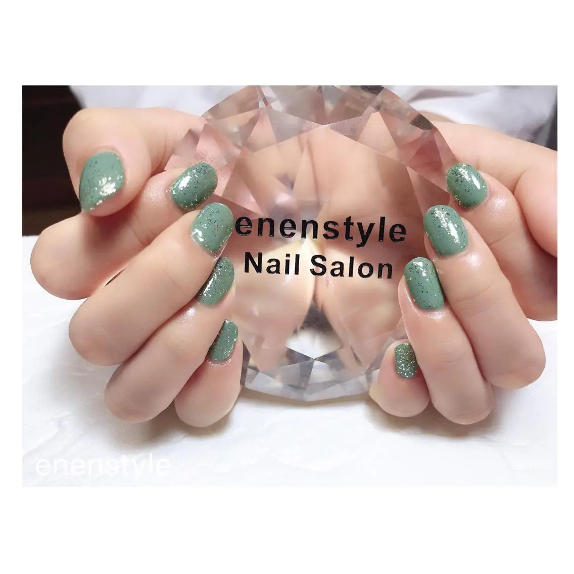 ショート ネイル ジェルネイル グリーン キラキラネイル ラメ(グリッター) シンプルネイル ハンドネイル 🐾enen style 🐾のネイルデザイン