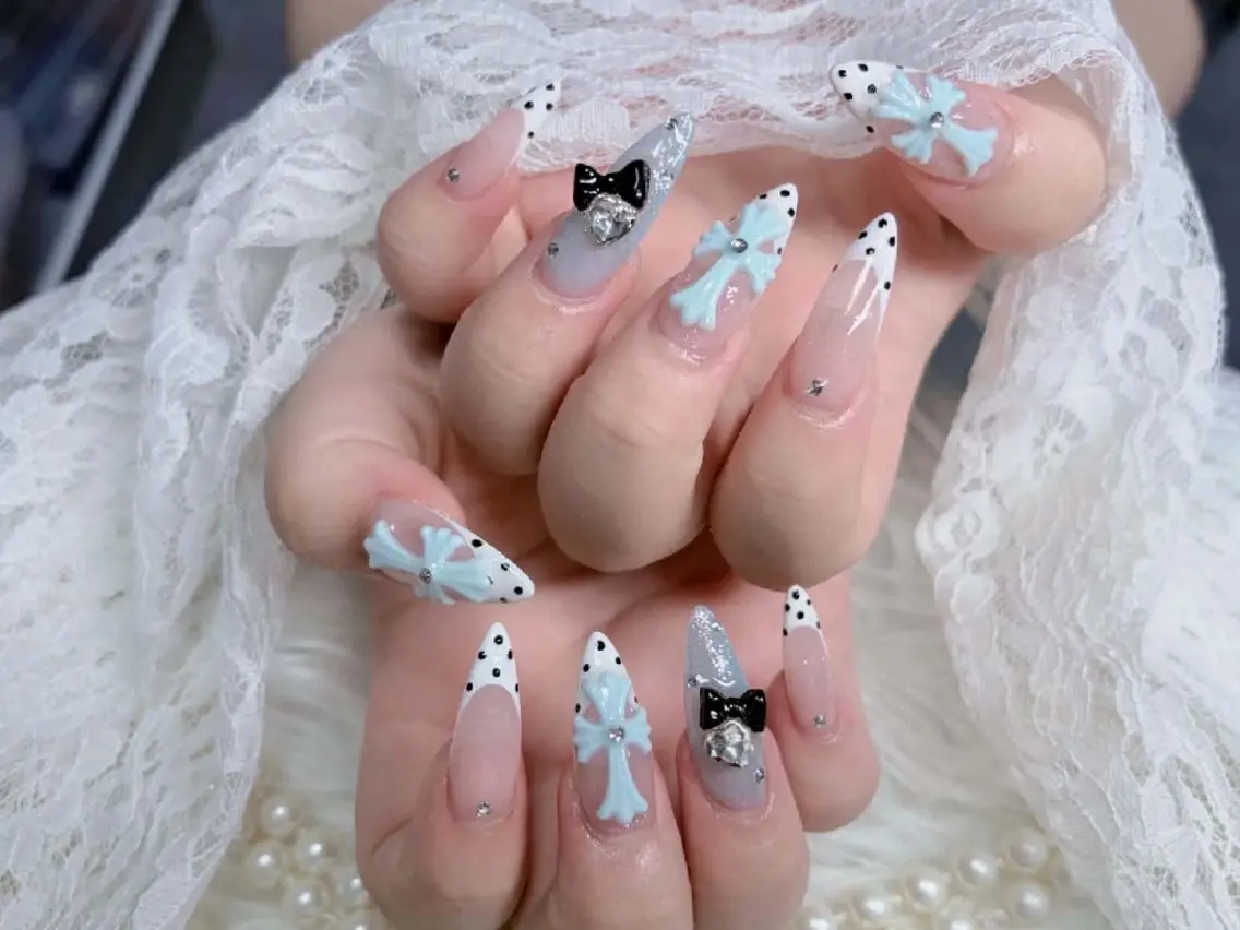 ネイル チークネイル フレンチネイル キラキラネイル 韓国ネイル マグネットネイル ハンドネイル Buruberii hbaby nailのネイルデザイン
