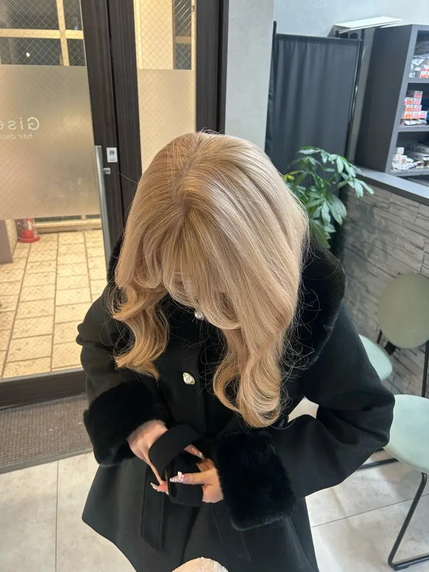 ロング カラー ヘアカラー トリートメント moe🎀 透明感カラーのヘアスタイル