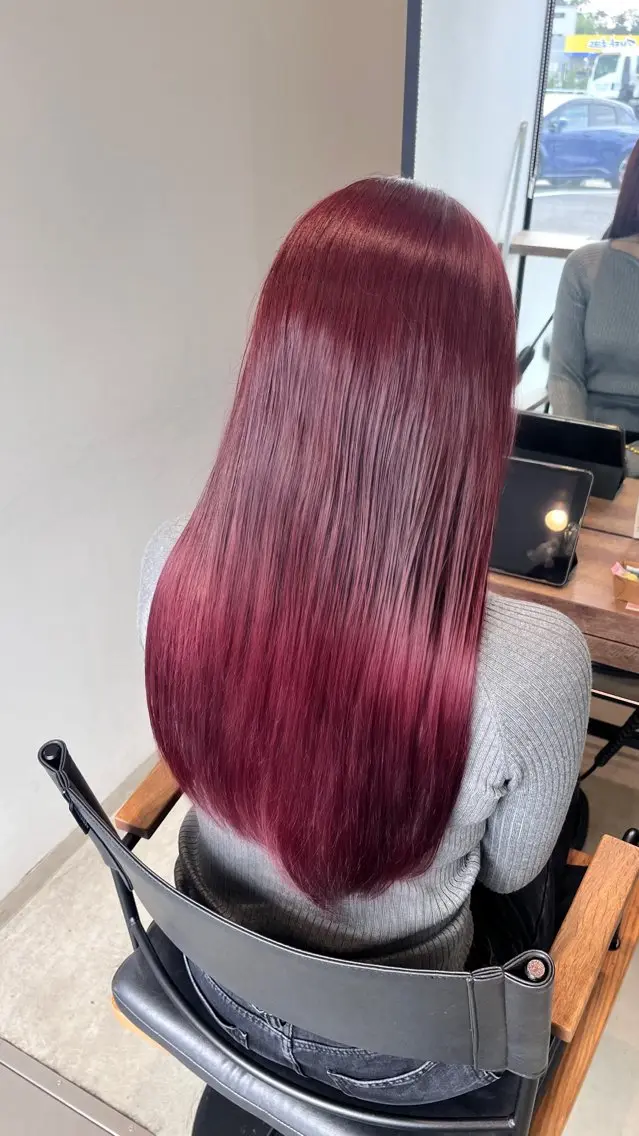 ロング カラー カシス 透明感カラー レッドカラー ヘアカラー 大浦 姫奈のヘアスタイル