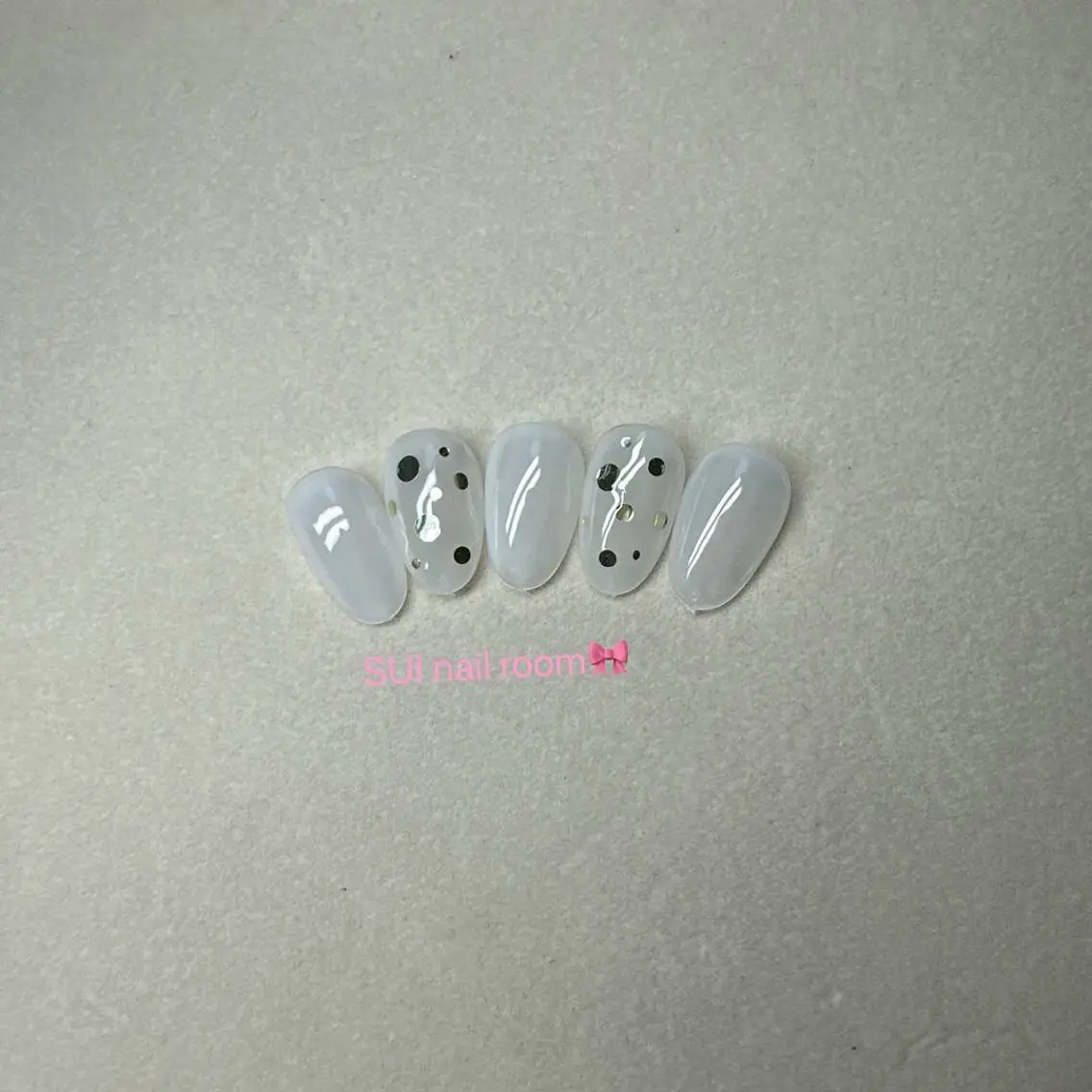 ネイル ドット ホワイト ハンドネイル SUI Nail Roomのネイルデザイン