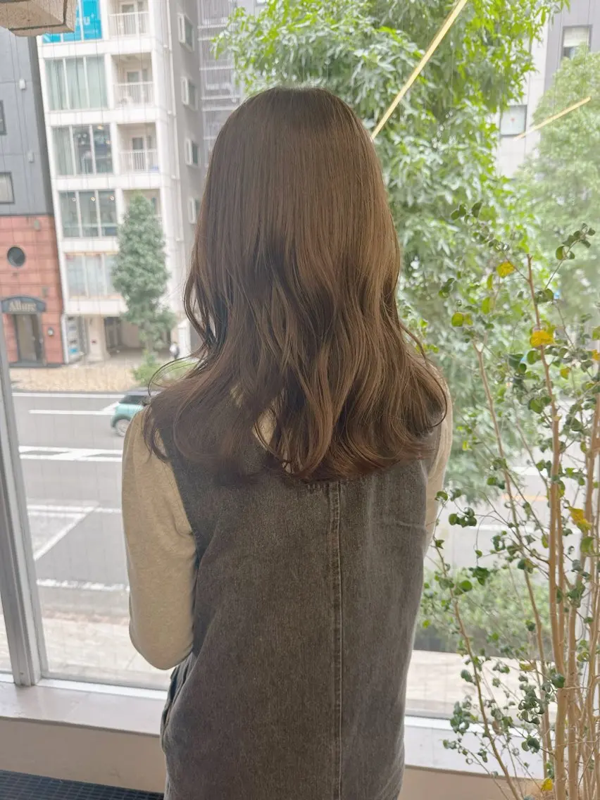 ミディアム カラー ベージュカラー オリーブベージュ yupi🐈‍⬛ レイヤー/パーマのヘアスタイル