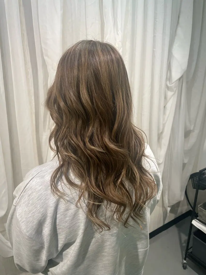 カラー ブリーチ ケアブリーチ ダブルカラー イヤリングカラー ハイライトカラー ヘアカラー 🍀火曜以外予約⭕ 安藤澪央☘️のヘアスタイル