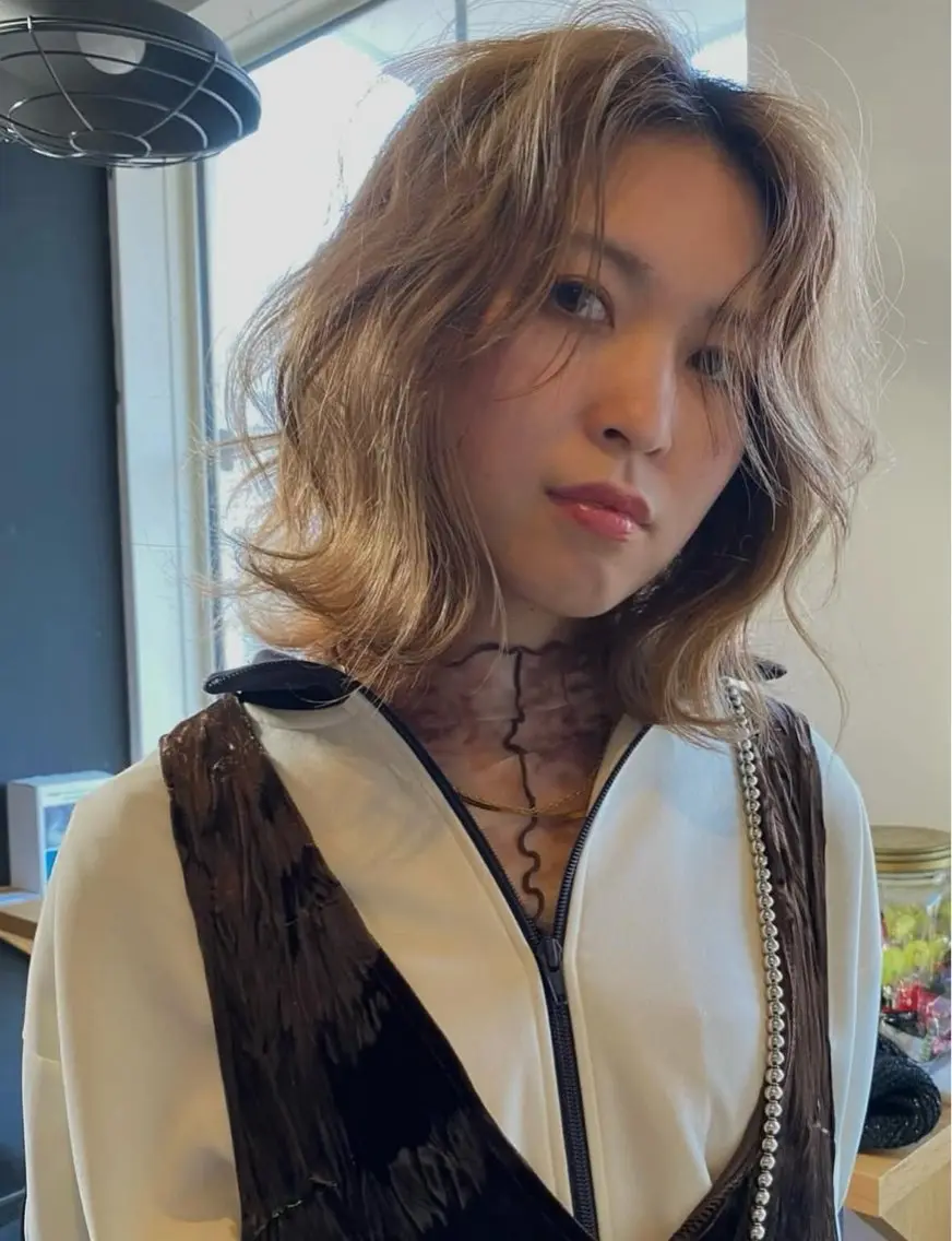 ミディアム カラー 赤塚 優菜のヘアスタイル