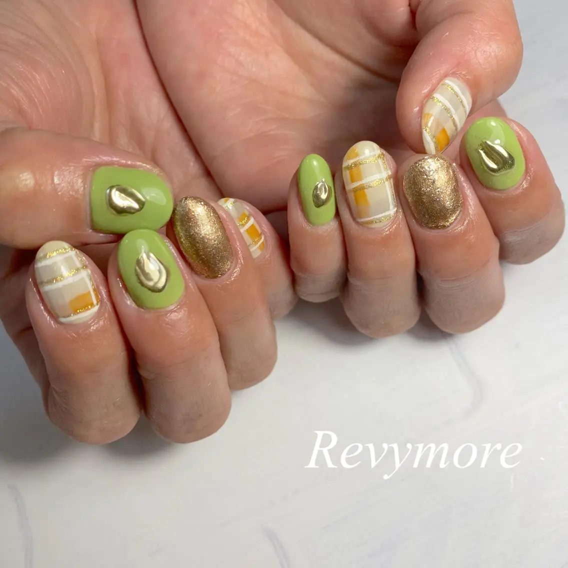 ミディアム ネイル ジェルネイル ニュアンスネイル オフィスネイル ピスタチオネイル シンプルネイル nail salon Revymoreのネイルデザイン
