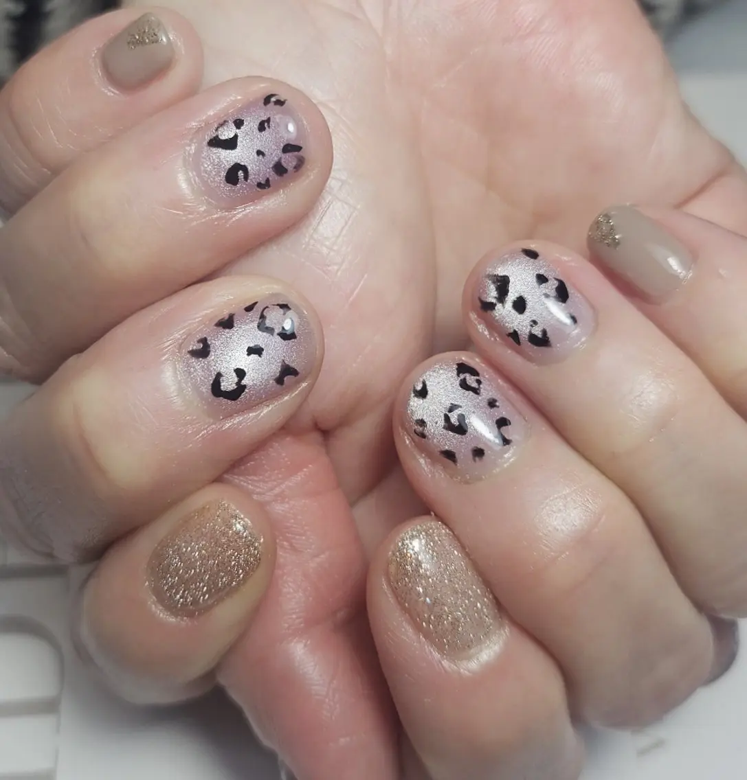 ネイル アニマル柄 フラッシュネイル ラメ(グリッター) ニュアンスネイル パープル ハンドネイル Noah'snail   のネイルデザイン