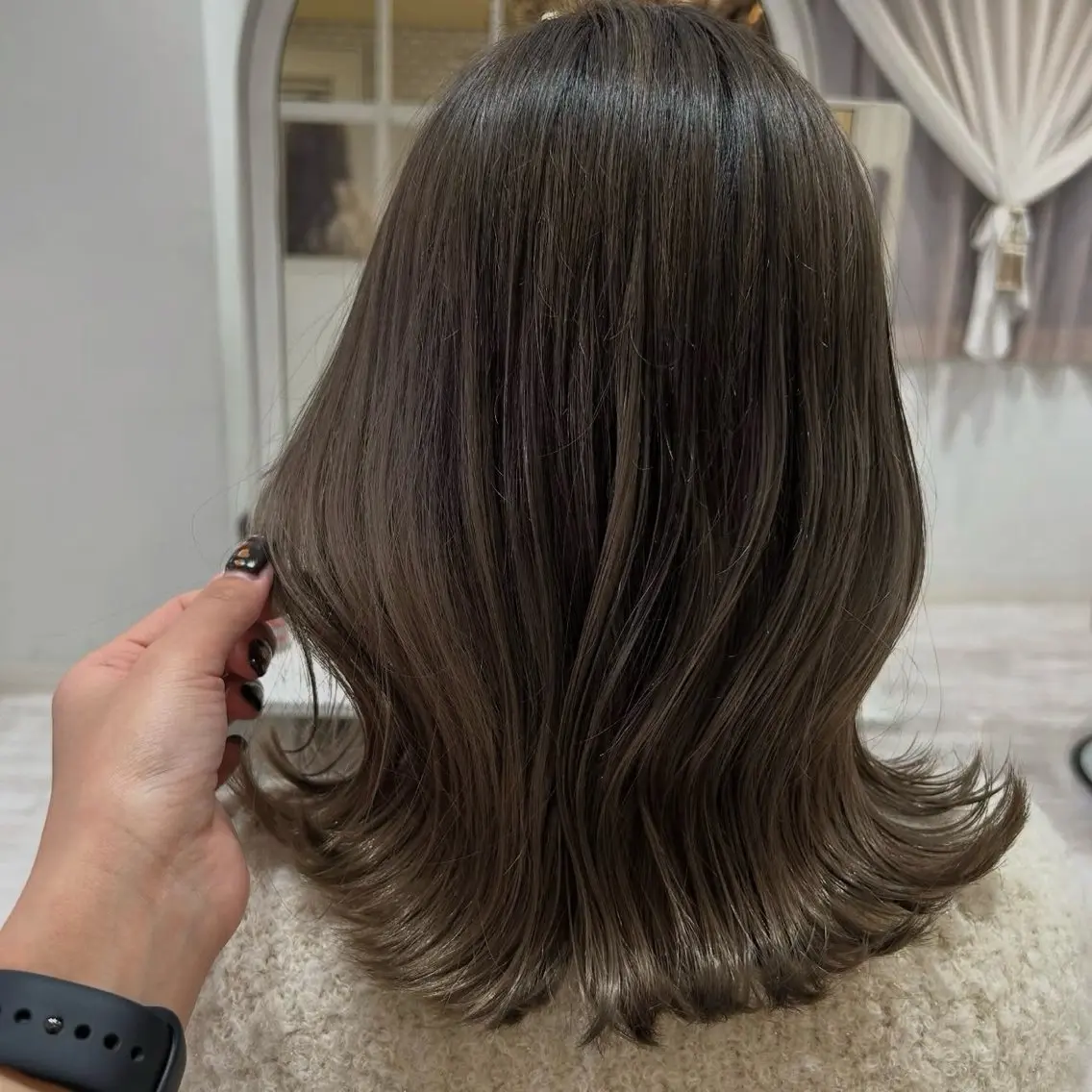 ミディアム カラー グラデーションカラー グレージュ くびれヘア カット ヘアカラー トリートメント afrodite HINATAのヘアスタイル