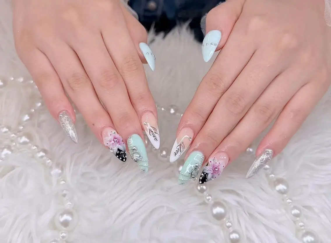 ネイル フレンチネイル ロングネイル 持ち込み ストーンネイル ワンホンネイル Melia Nailsのネイルデザイン