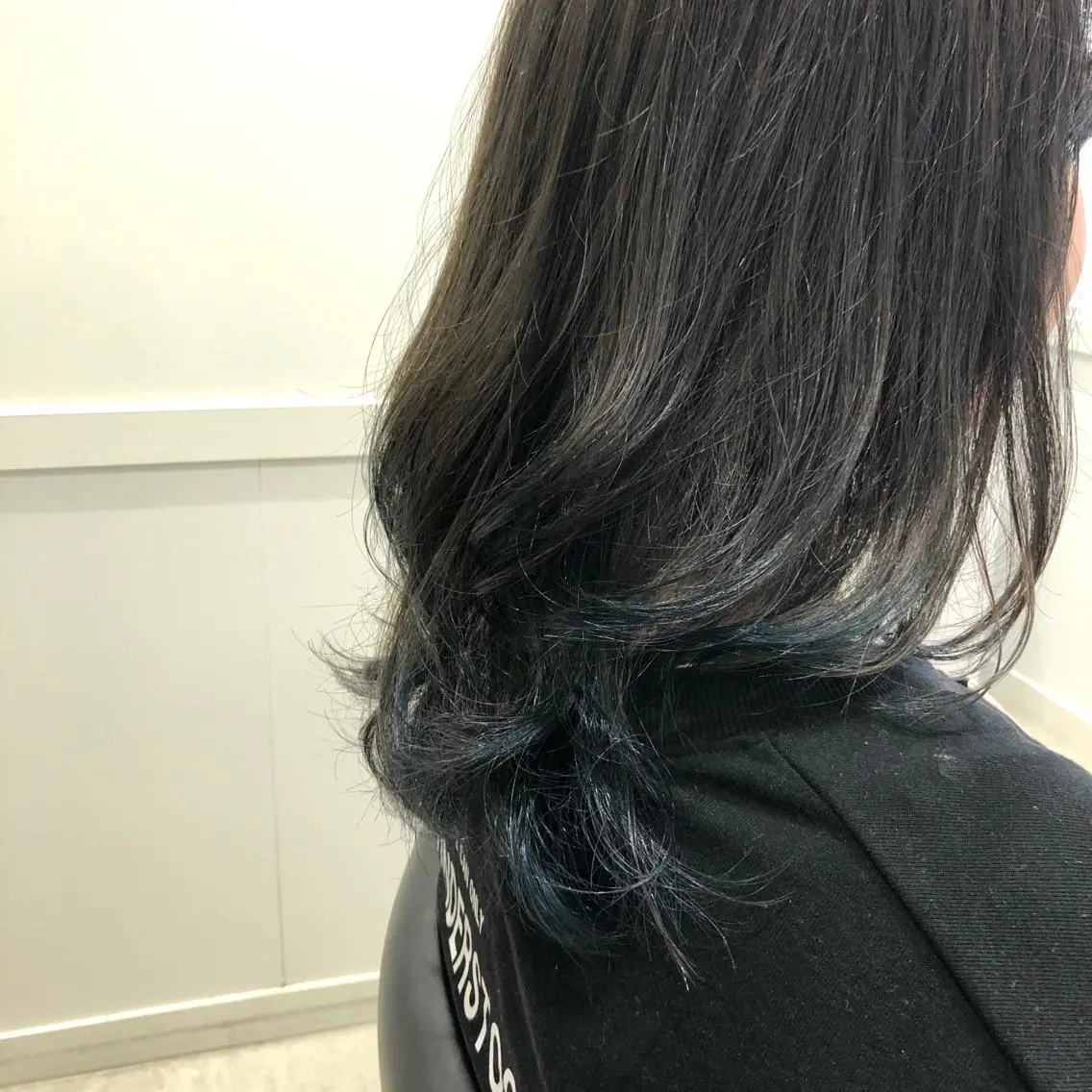 ミディアム カラー ブリーチ ブルーカラー グラデーションカラー ネイビーカラー 🫧こおりやま なつみ🫧のヘアスタイル