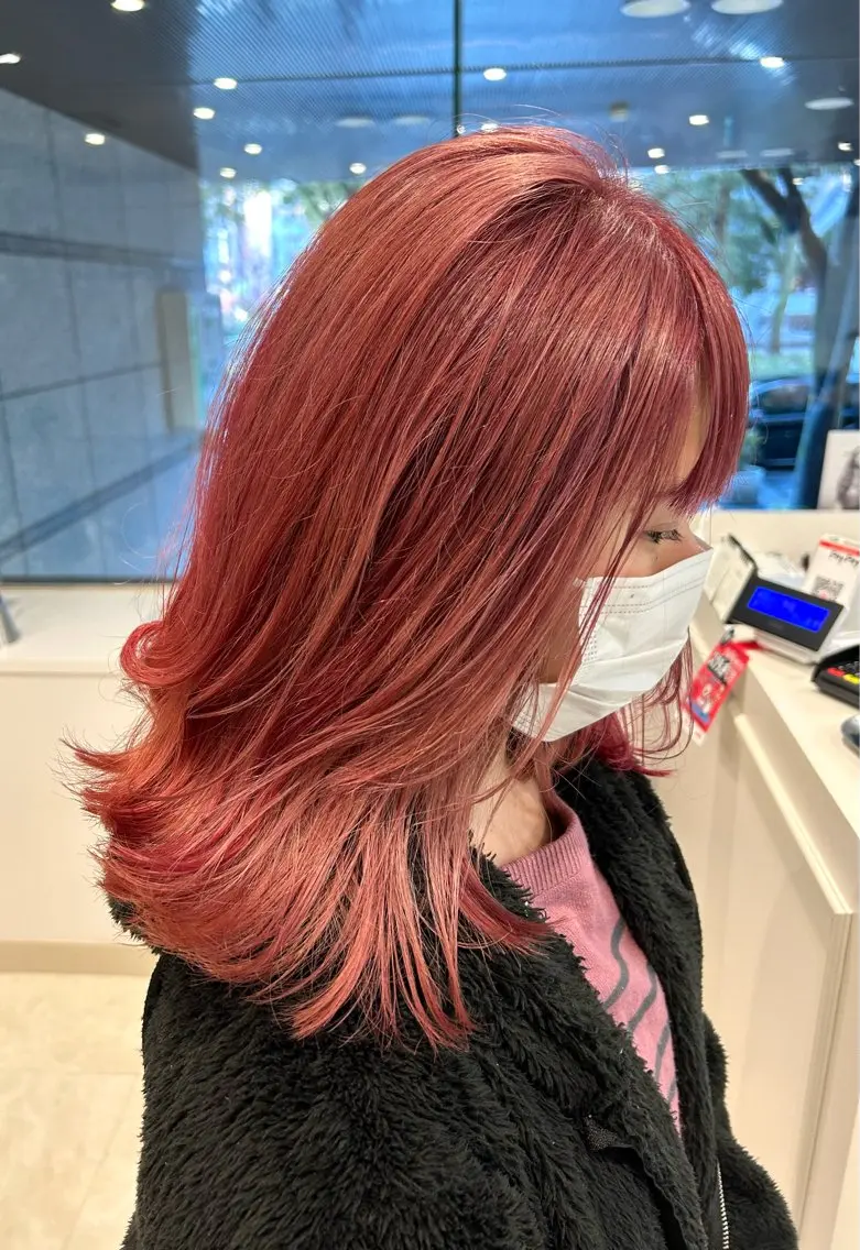 セミロング カラー ブリーチ ピンクカラー カット ヘアカラー 安藤 明日翔のヘアスタイル