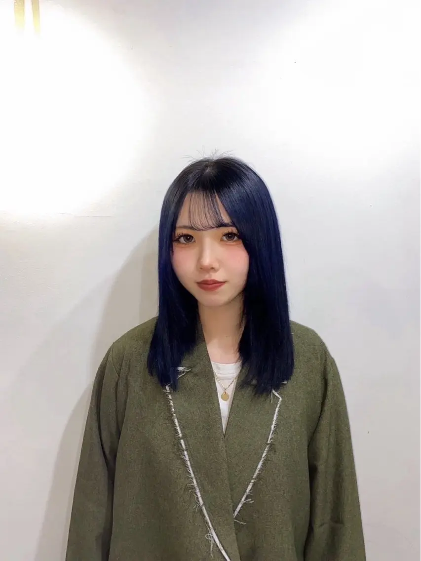 ミディアム カラー ブリーチ ネイビーカラー シルバー ハナダ メイのヘアスタイル
