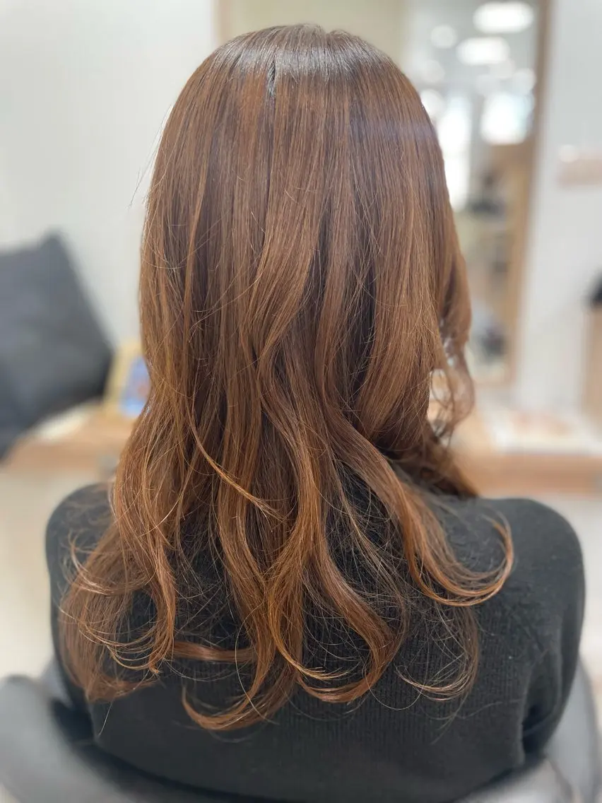 セミロング カラー パーマ ブラウンカラー マットブラウン レイヤーカット 葭葉 久美子のヘアスタイル