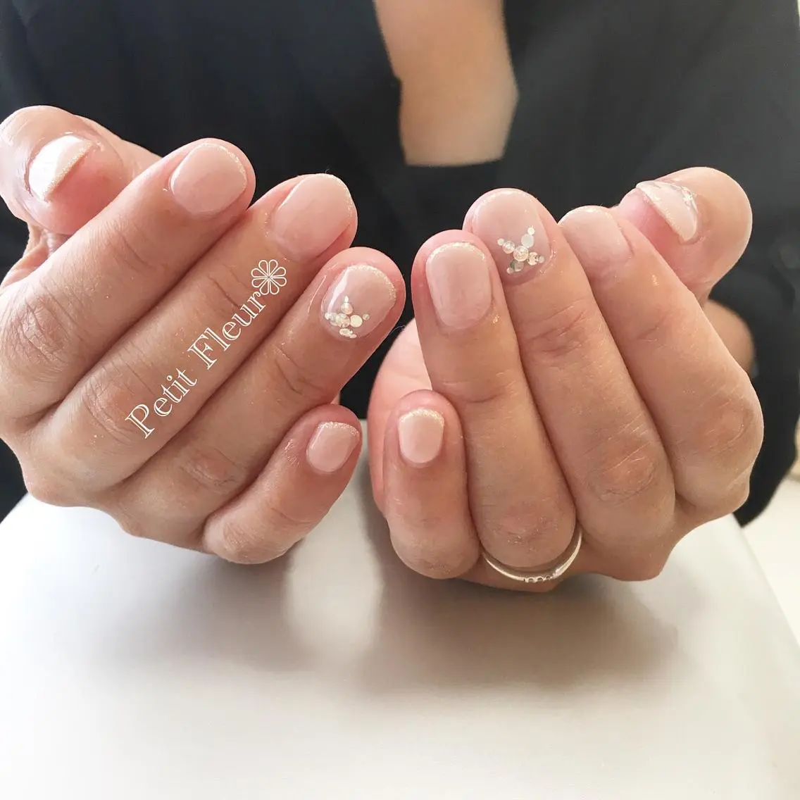 ネイル グラデーション ラメ(グリッター) シンプルネイル 青柳 亜梨奈のマツエク・マツパデザイン