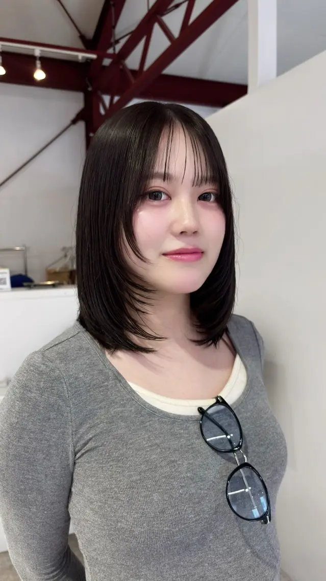 ミディアム ミディアムレイヤー アッシュ レイヤーカット ヘアカラー Blic mt. YUNAのヘアスタイル