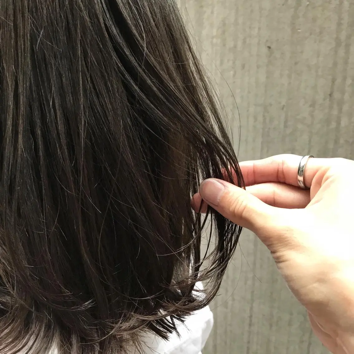 ミディアム カラー パーマ ヘアアレンジ 黒髪 透明感カラー グレージュ カット ヘアカラー トリートメント 松田 亮葉のヘアスタイル