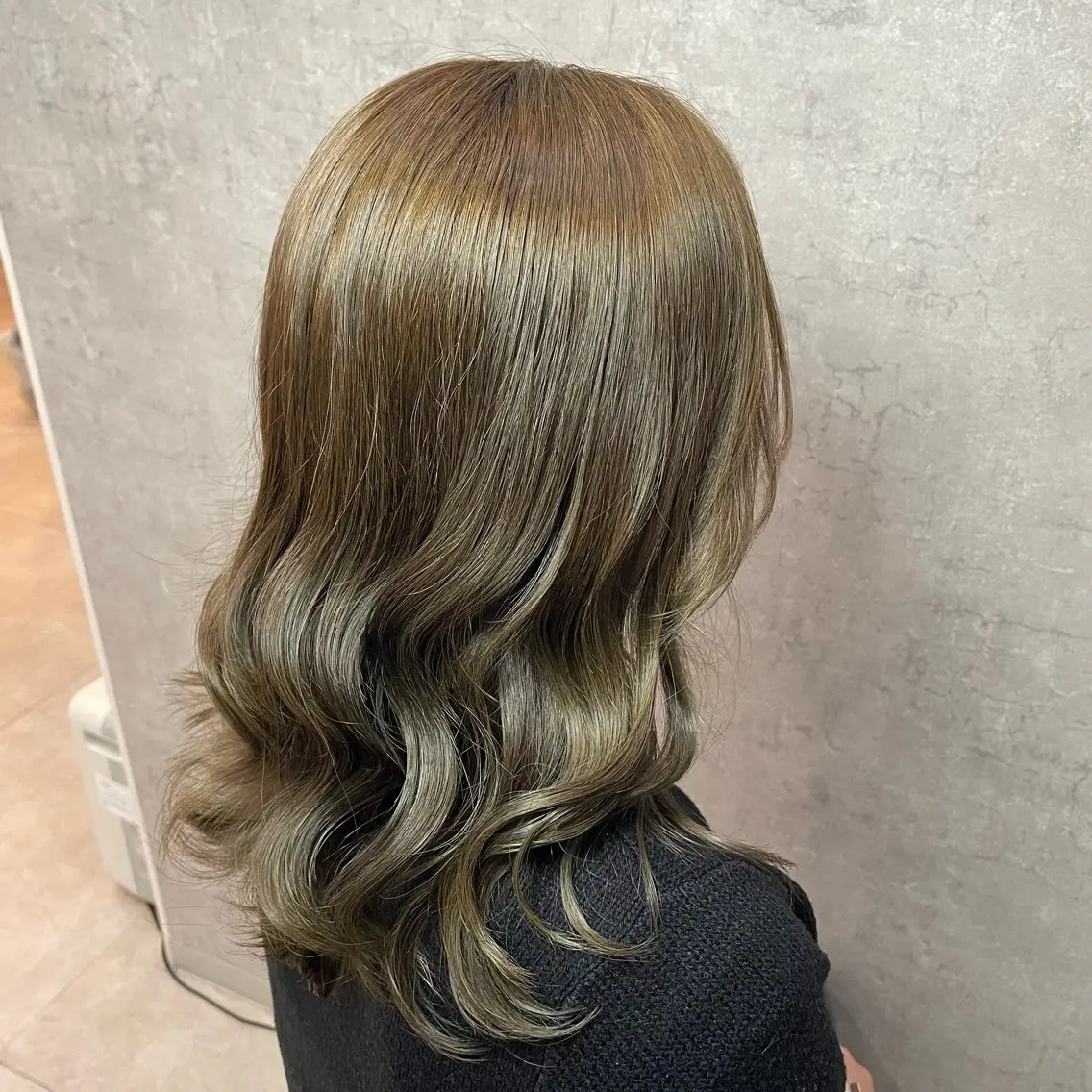 ミディアム アッシュ 松下 美織のヘアスタイル