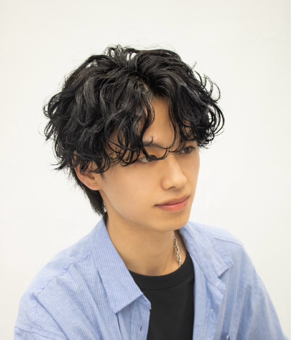 メンズ センターパート 波巻きパーマ 織田 信志郎のヘアスタイル