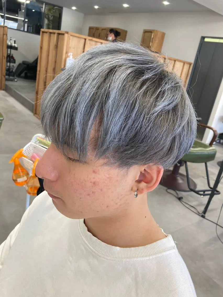 カラー メンズ メンズブリーチ ブリーチ シルバー ホワイトシルバー カット ヘアカラー SHAFT Ieiriのヘアスタイル