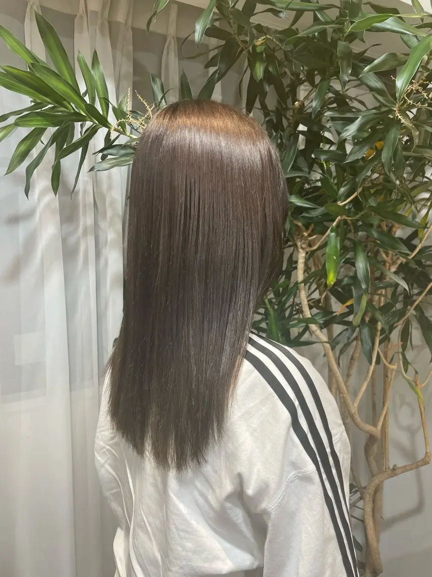 セミロング カラー 山崎 彩音のヘアスタイル