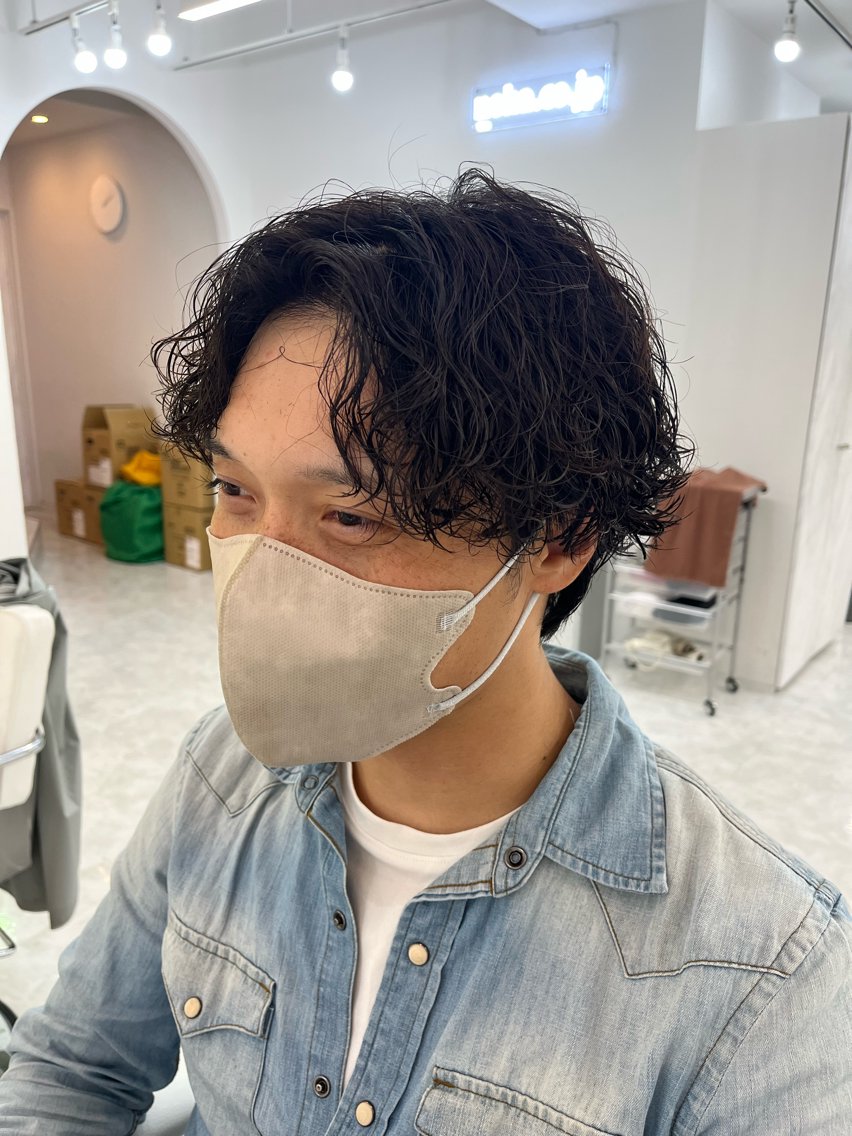 ショート パーマ メンズ センターパート 波巻きパーマ 網谷 萌夏のヘアスタイル