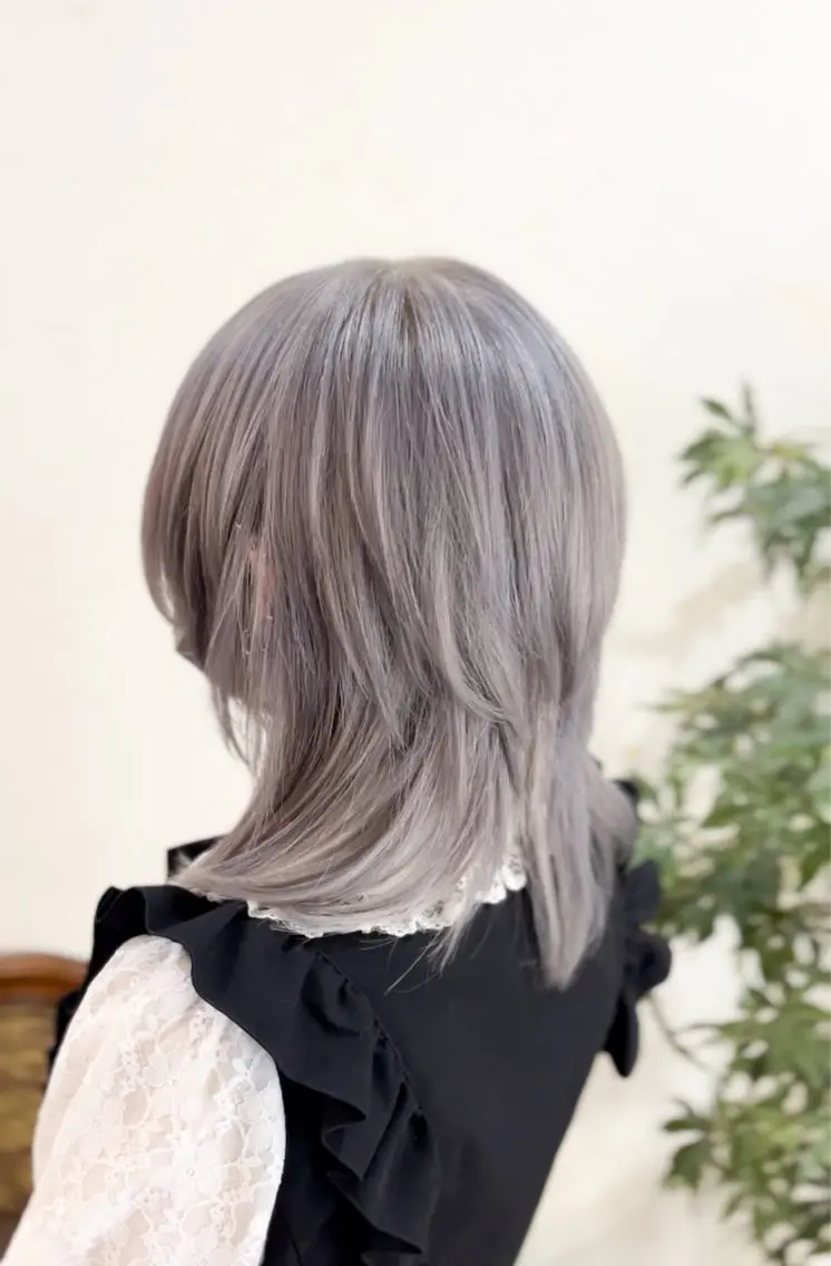 ミディアム カット ヘアカラー 飯星慧斗 /ブリーチ、縮毛矯正のヘアスタイル