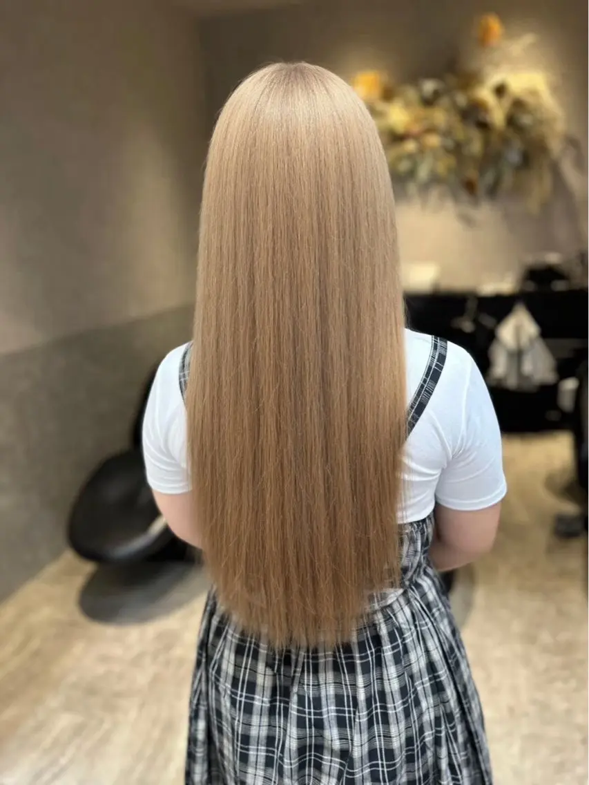 ロング カラー ヘアカラー トリートメント tomoya 透明感のグレージュのヘアスタイル