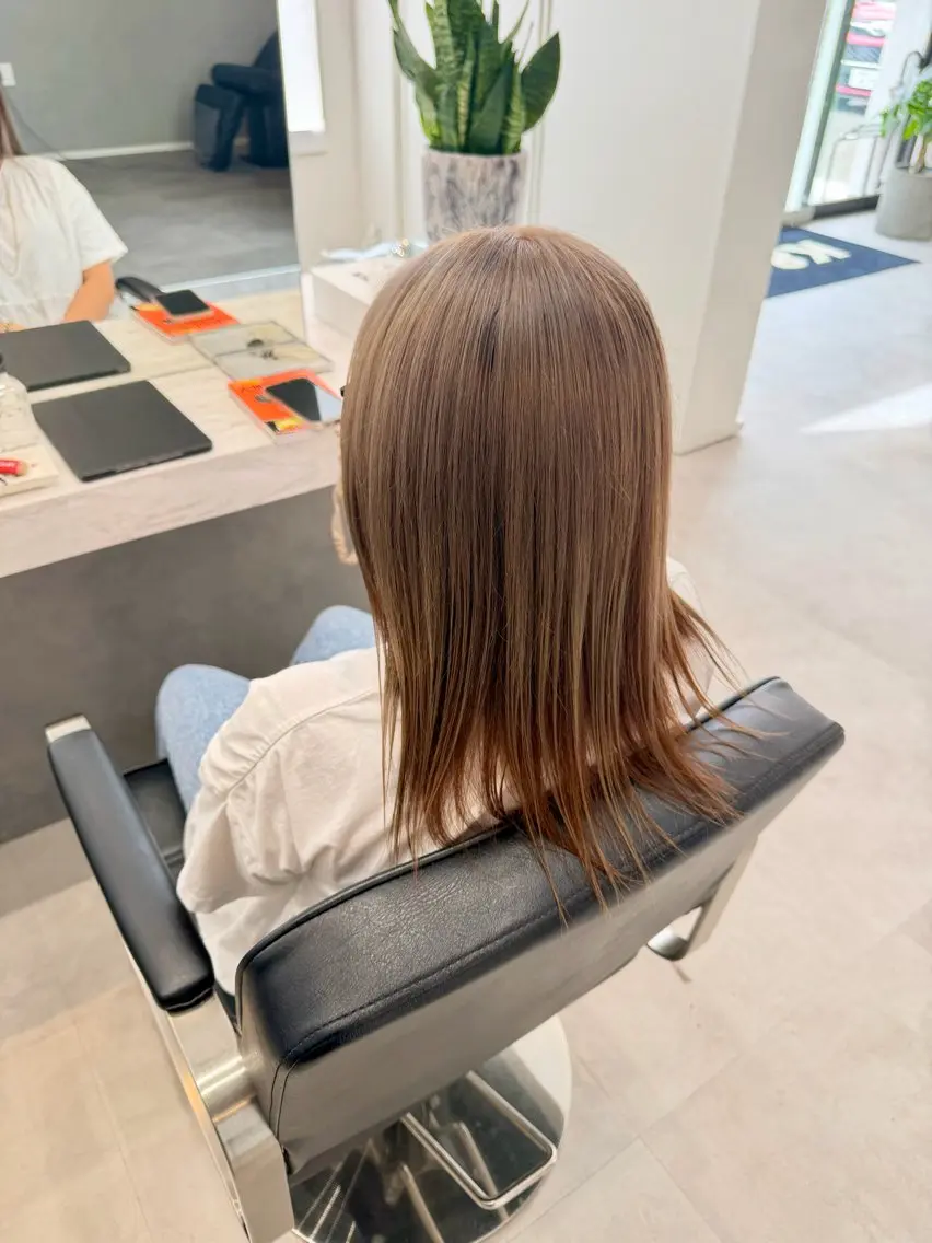 ミディアム カラー 岡田 詠のヘアスタイル