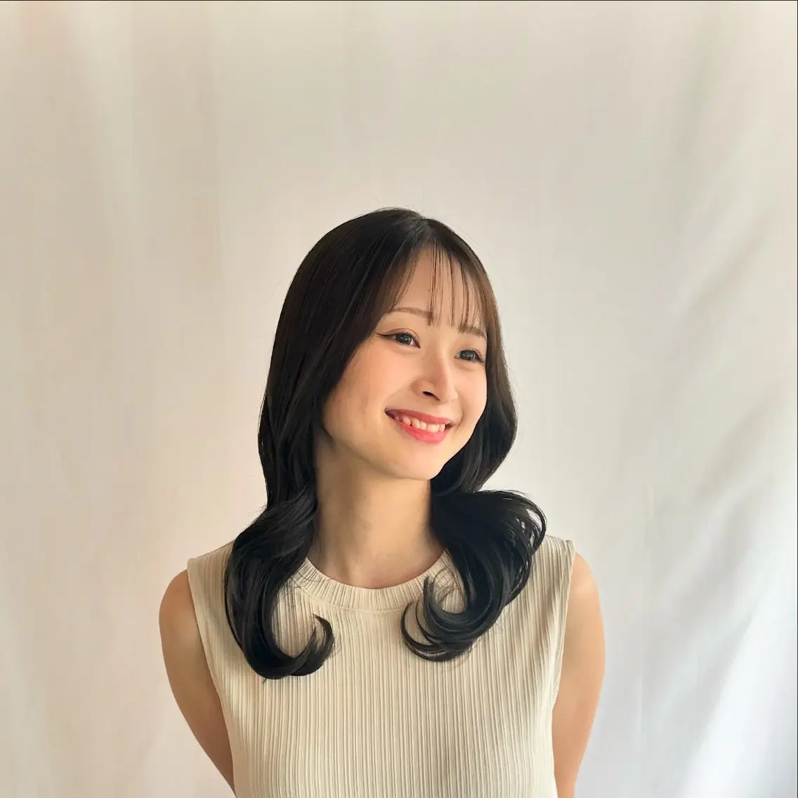 セミロング カラー 透明感カラー グレージュ オリーブグレージュ オリーブグレー カット ヘアカラー 中村 透和のヘアスタイル