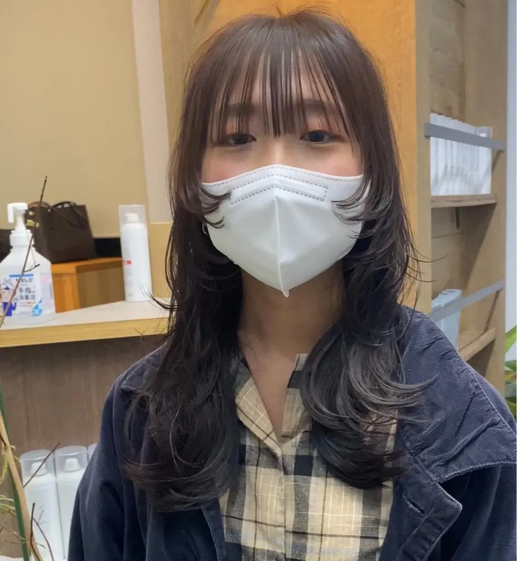 セミロング カラー ウルフカット 横尾 歩のヘアスタイル