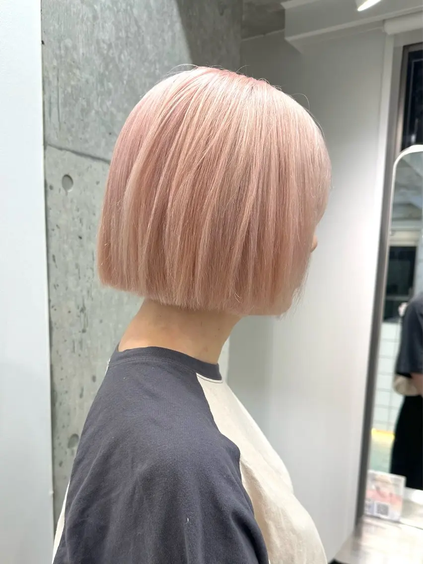 ミディアム ハイトーン💎 ホワイトベージュ坪谷のヘアスタイル