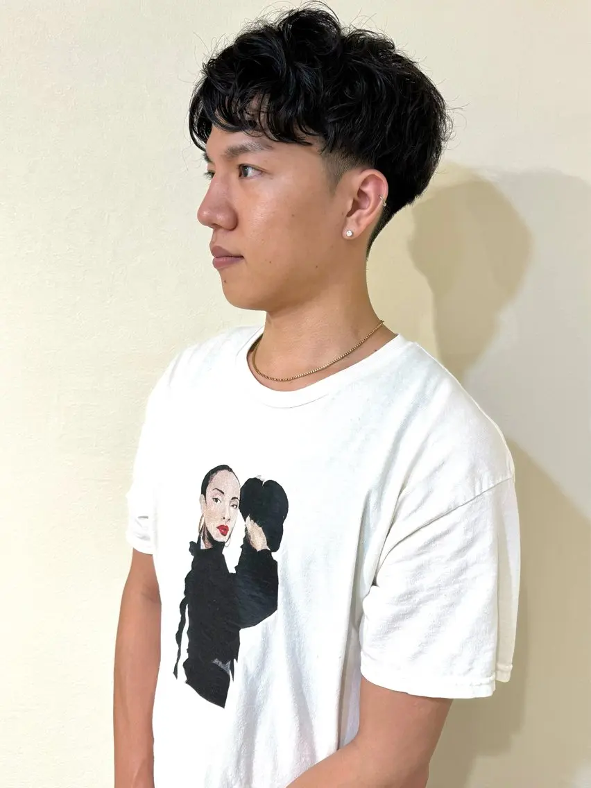ショート メンズ センターパート メンズ韓国風 マッシュ メンズパーマ プードルパーマ ヤマグチ リョウのヘアスタイル